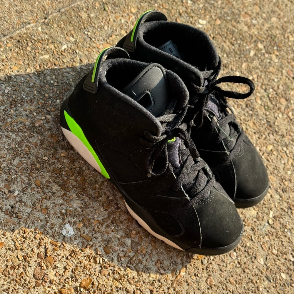 Retro 6 Black and Green